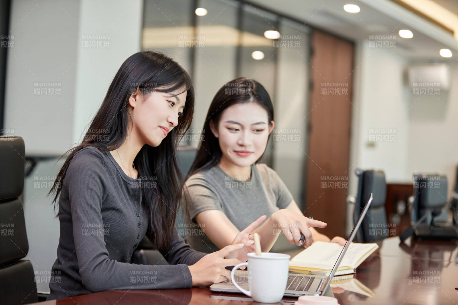 在室内使用电脑办公的亚洲白领女性图片