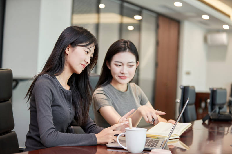 在室内使用电脑办公的亚洲白领女性图片