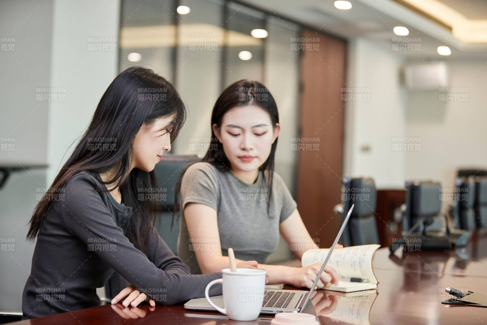在室内使用电脑办公的亚洲白领女性图片