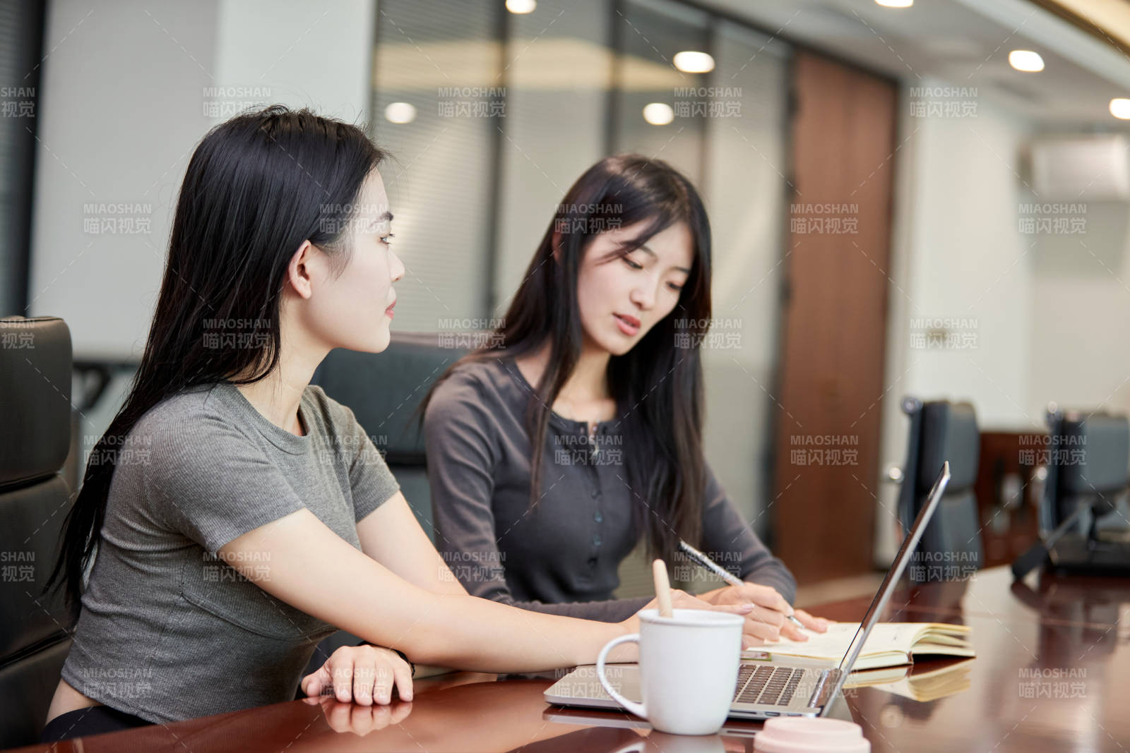 在室内使用电脑办公的亚洲白领女性图片