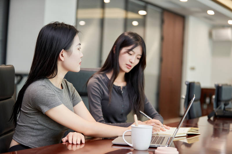 在室内使用电脑办公的亚洲白领女性图片