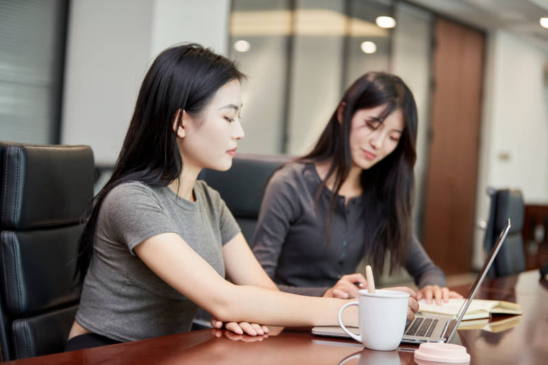 在室内使用电脑办公的亚洲白领女性图片