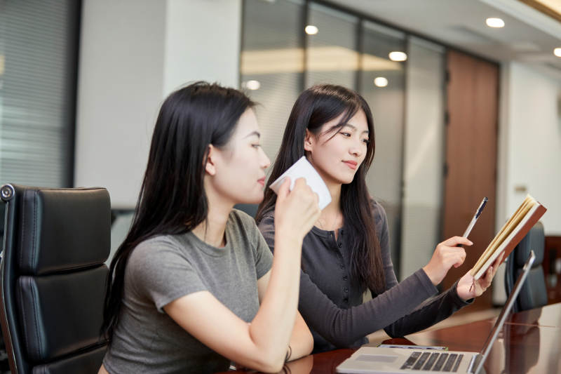 在室内使用电脑办公的亚洲白领女性图片