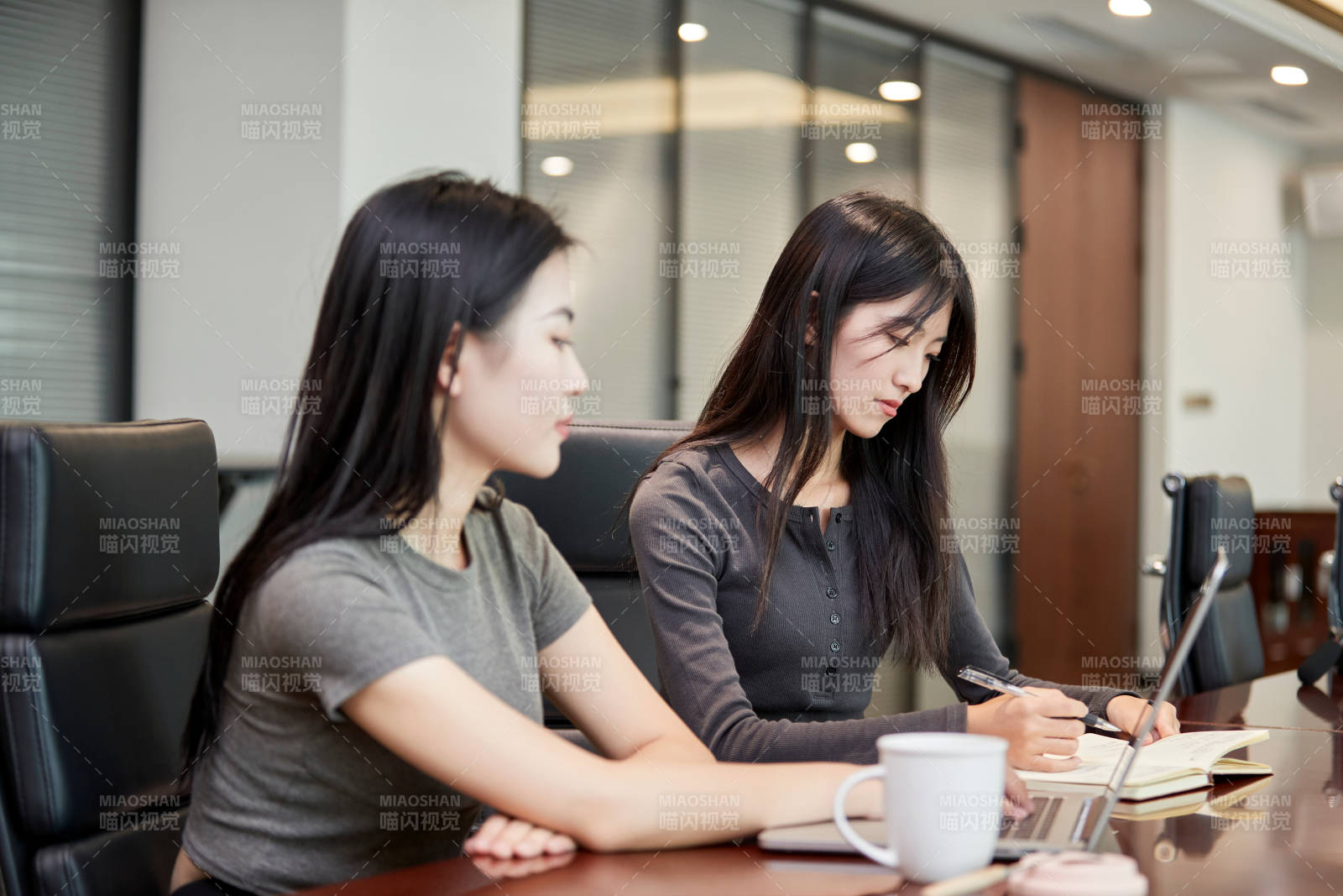 在室内使用电脑办公的亚洲白领女性图片