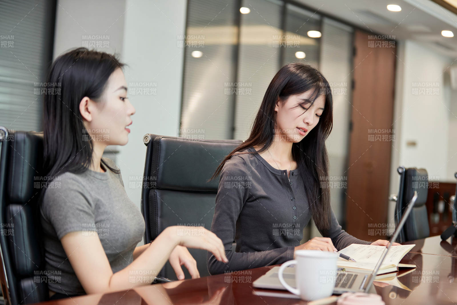 在室内使用电脑办公的亚洲白领女性图片