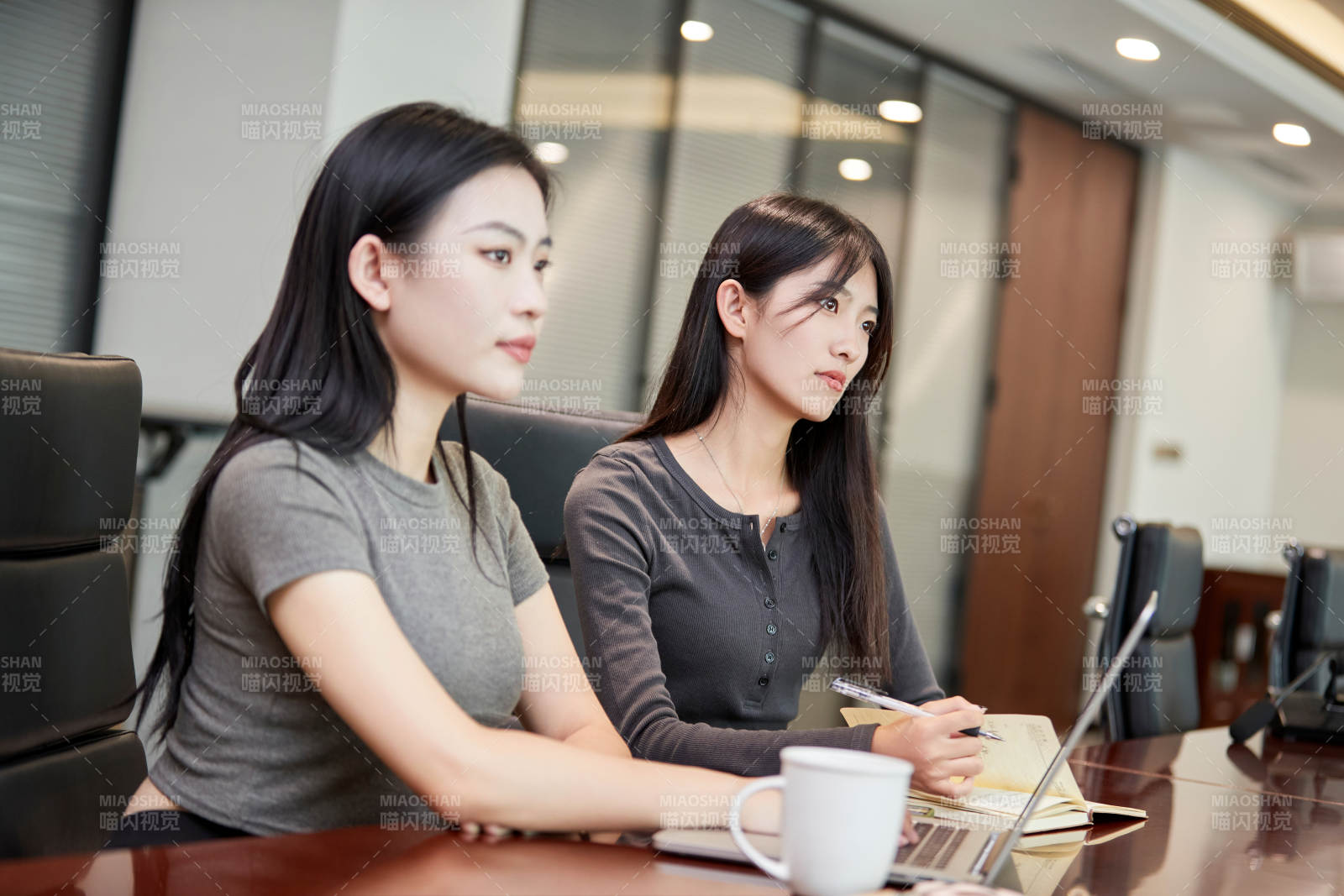 在室内使用电脑办公的亚洲白领女性图片