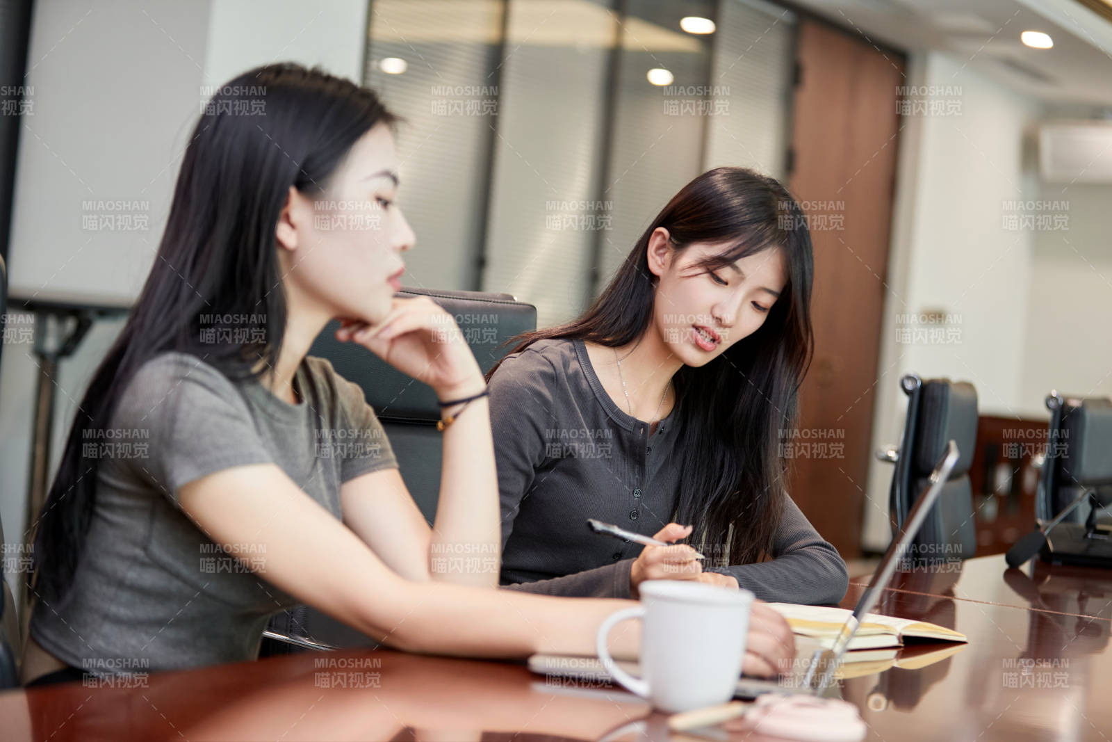 在室内使用电脑办公的亚洲白领女性图片