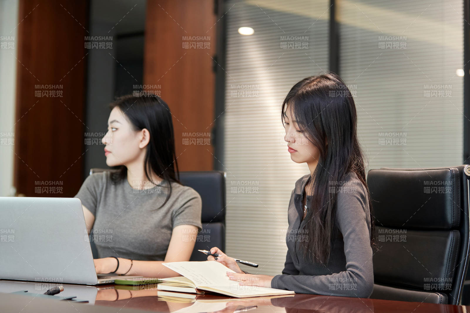 在室内使用电脑办公的亚洲白领女性图片