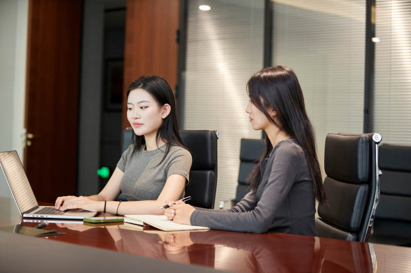 在室内使用电脑办公的亚洲白领女性图片