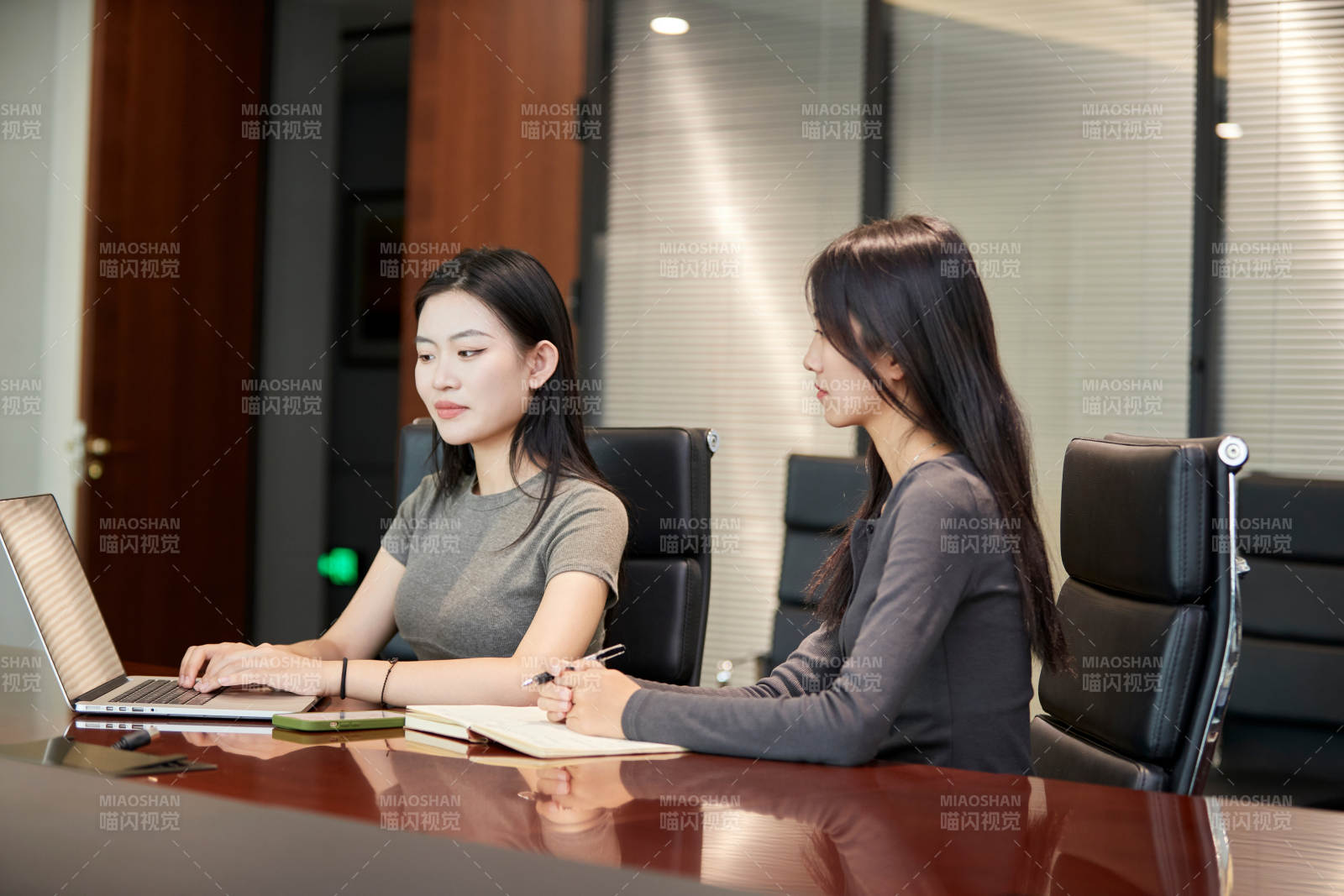 在室内使用电脑办公的亚洲白领女性图片