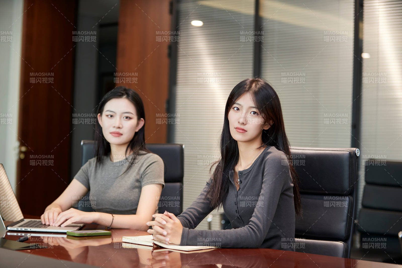 在室内使用电脑办公的亚洲白领女性图片