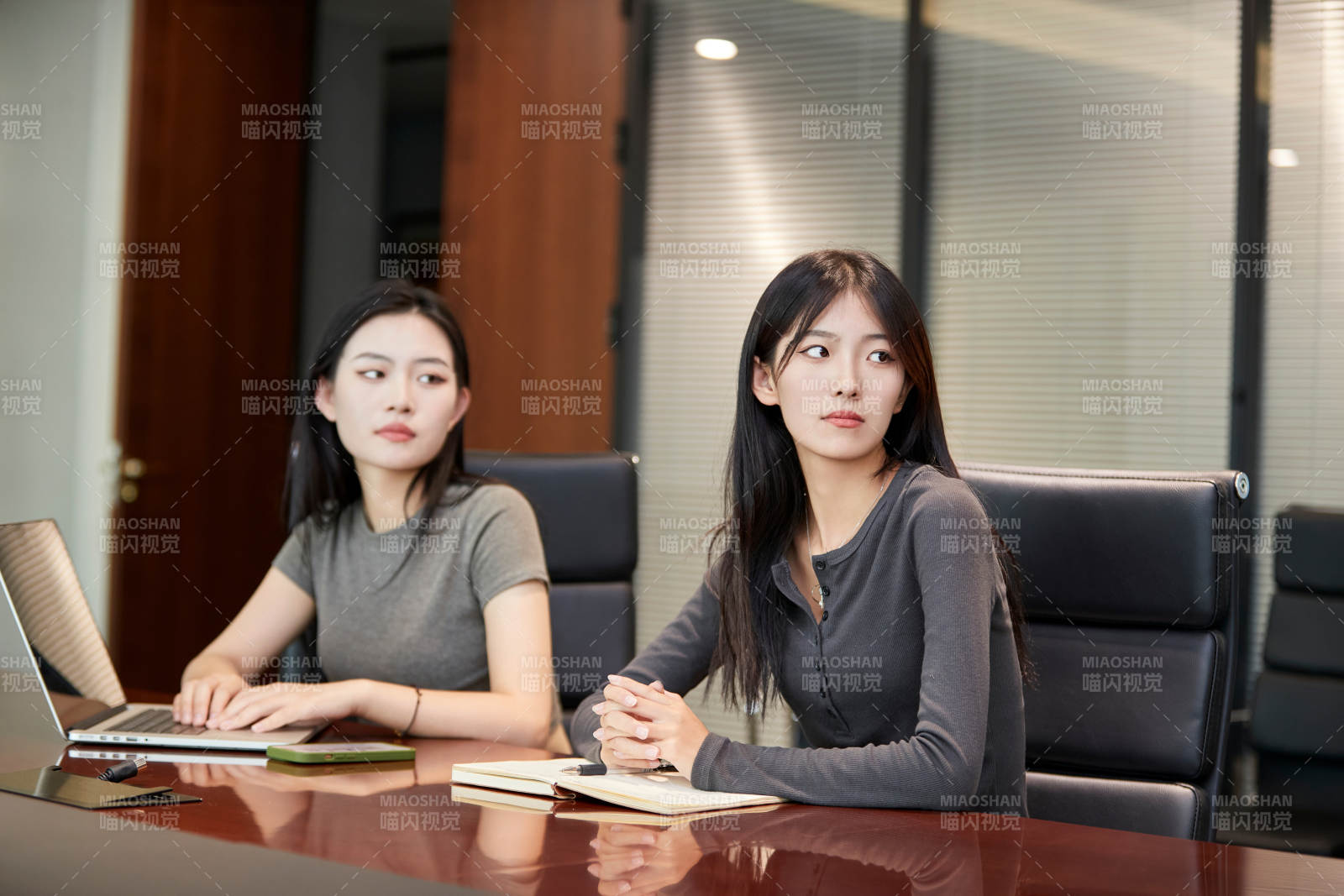 在室内使用电脑办公的亚洲白领女性图片