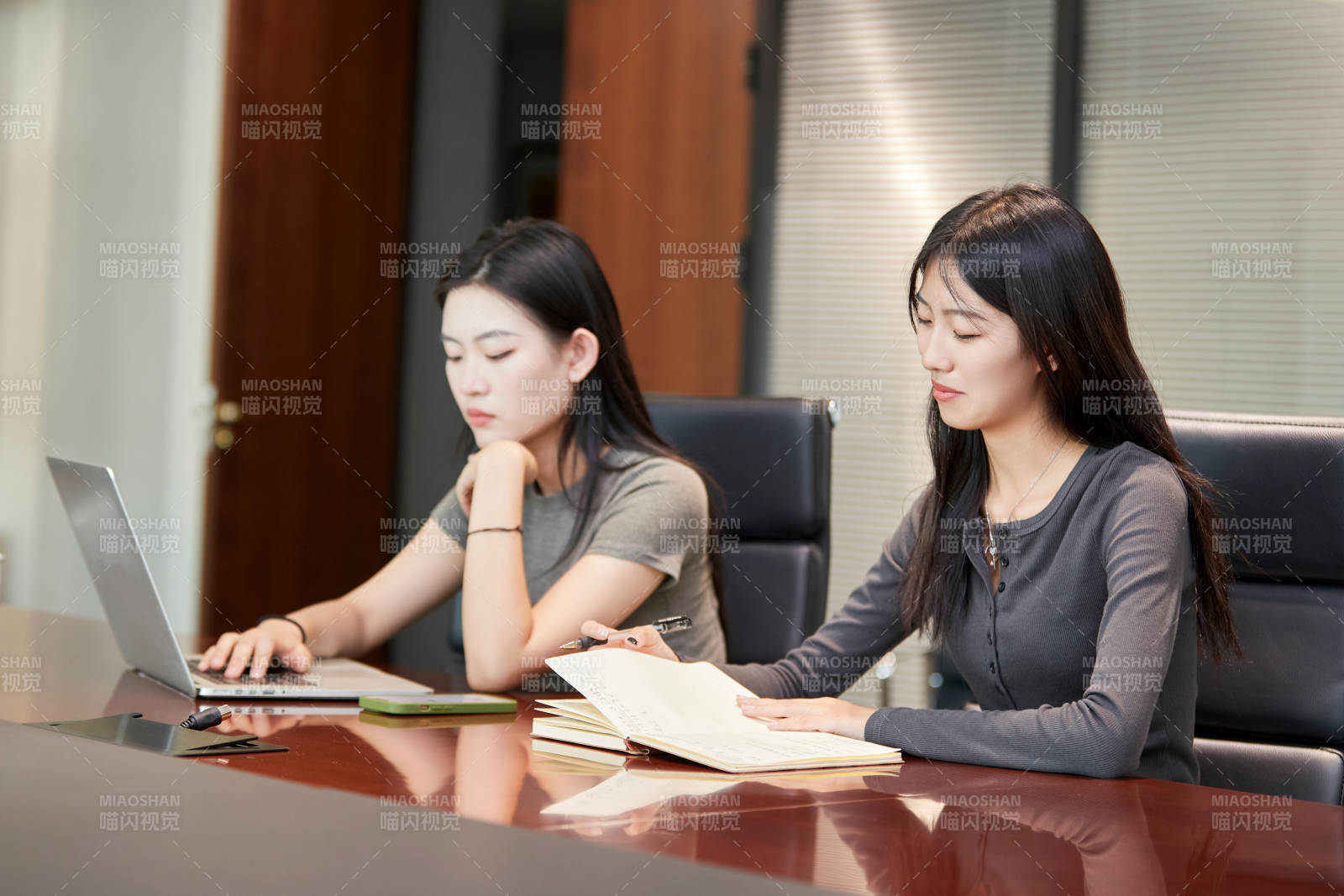 在室内使用电脑办公的亚洲白领女性图片