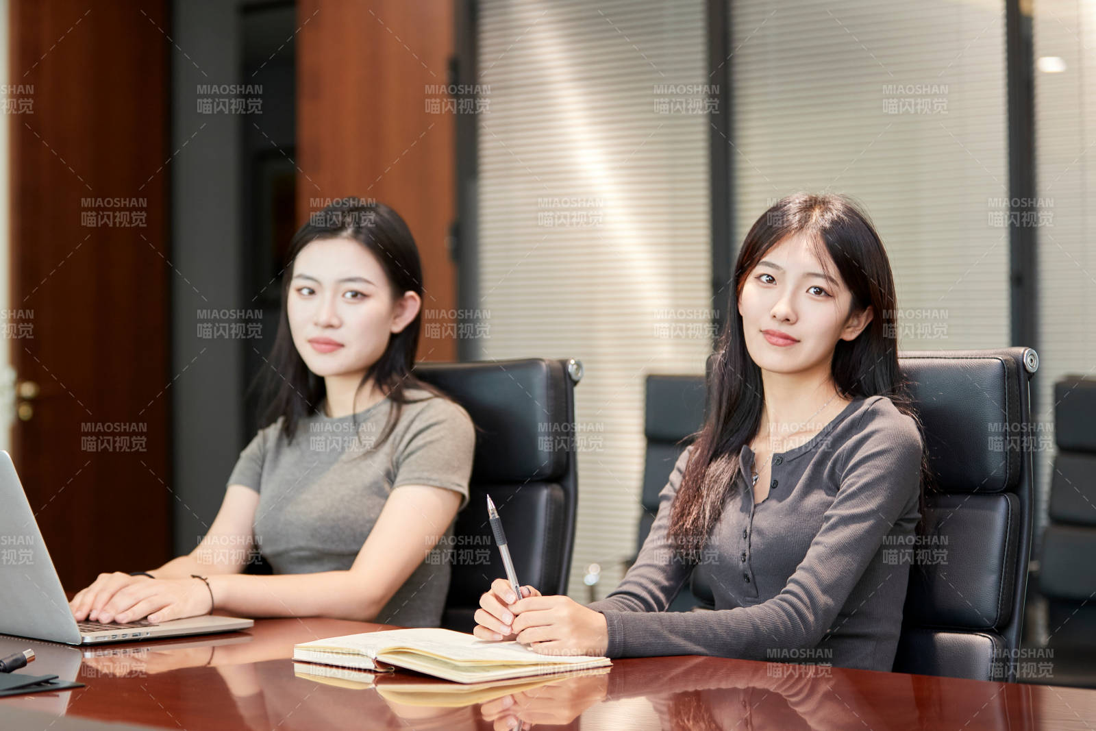 在室内使用电脑办公的亚洲白领女性图片