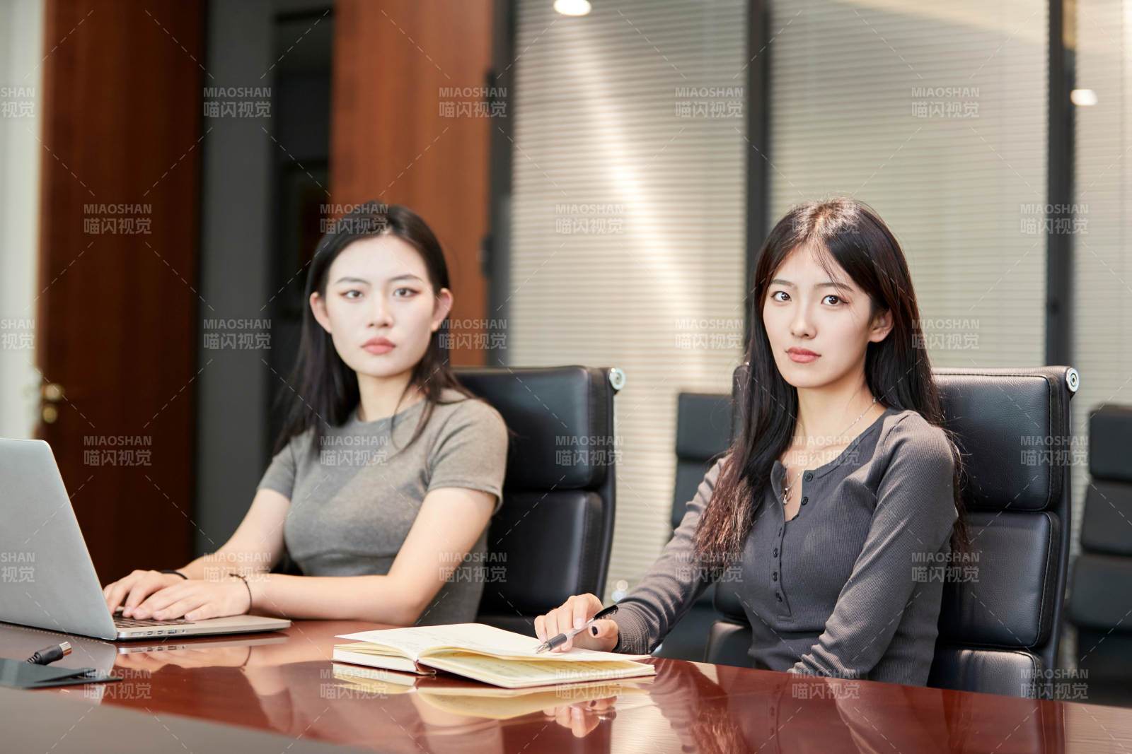 在室内使用电脑办公的亚洲白领女性图片