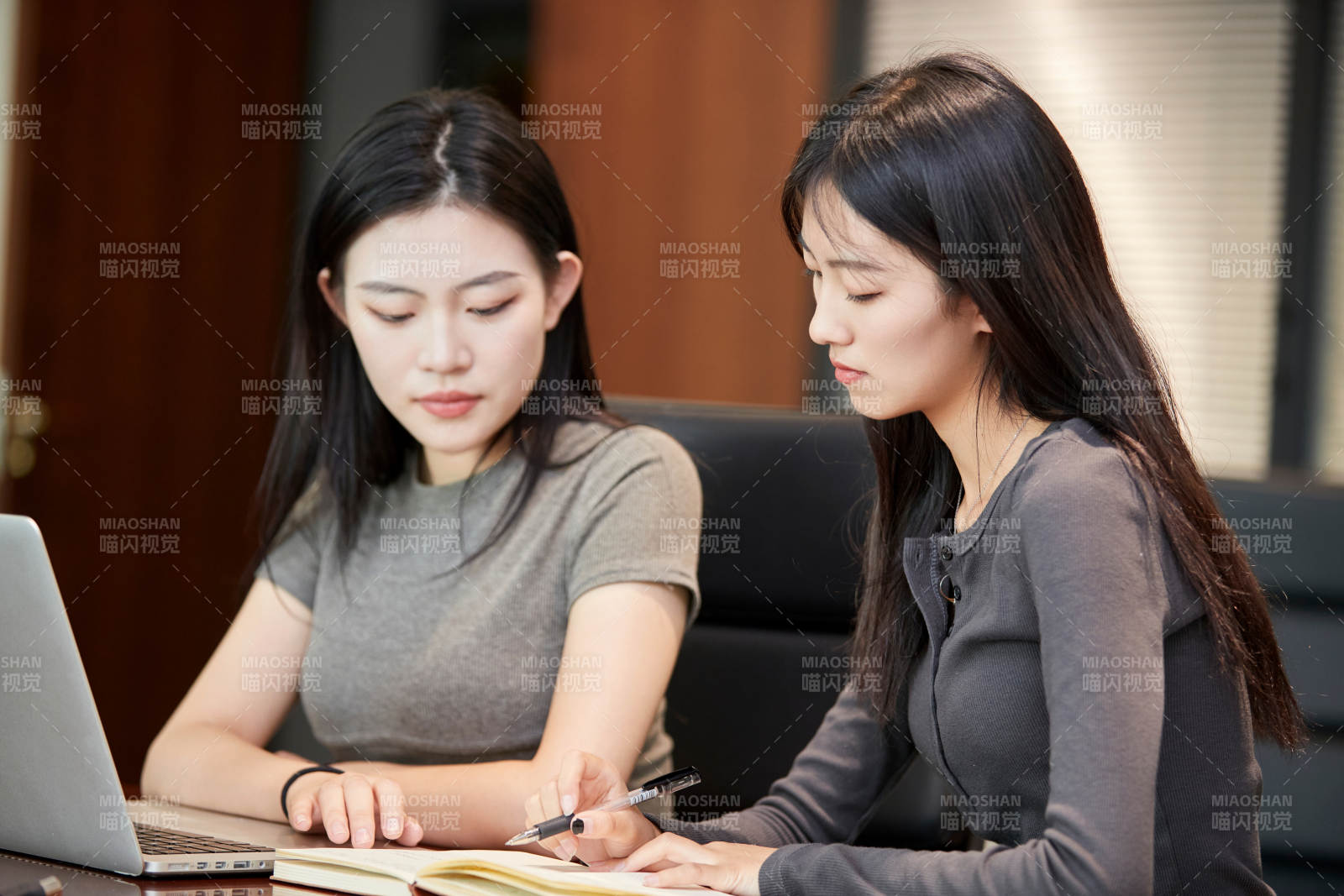 在室内使用电脑办公的亚洲白领女性图片