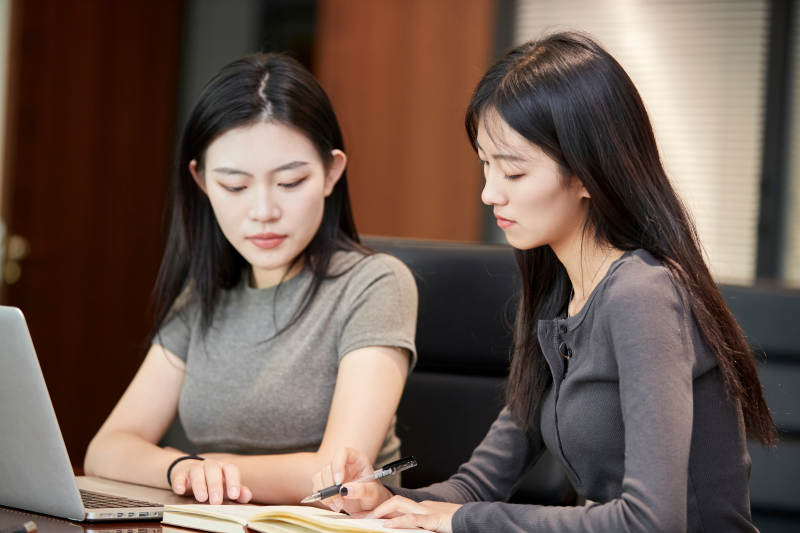 在室内使用电脑办公的亚洲白领女性图片