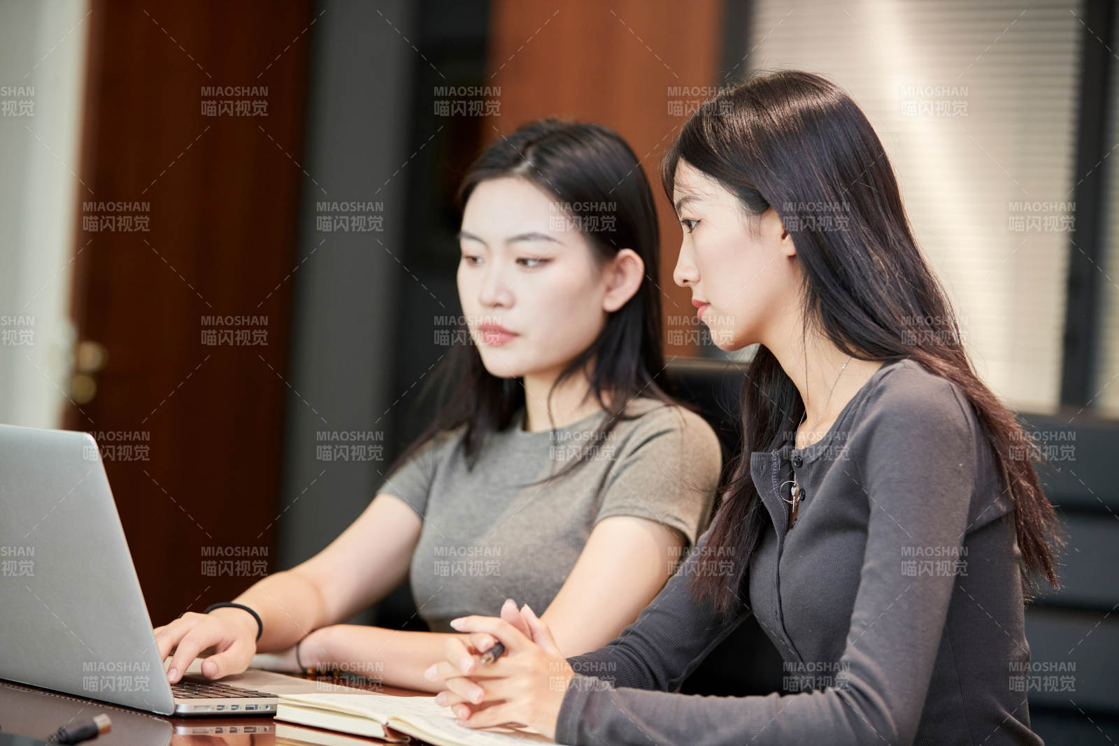 在室内使用电脑办公的亚洲白领女性图片