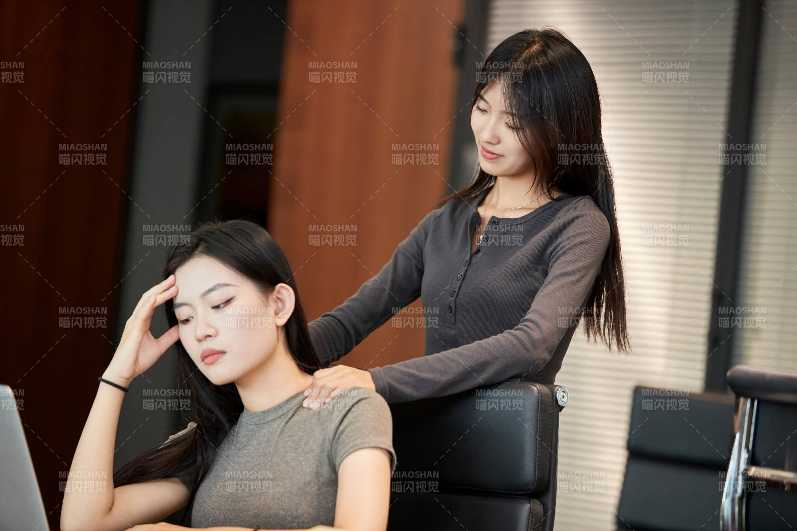 在室内使用电脑办公的亚洲白领女性图片