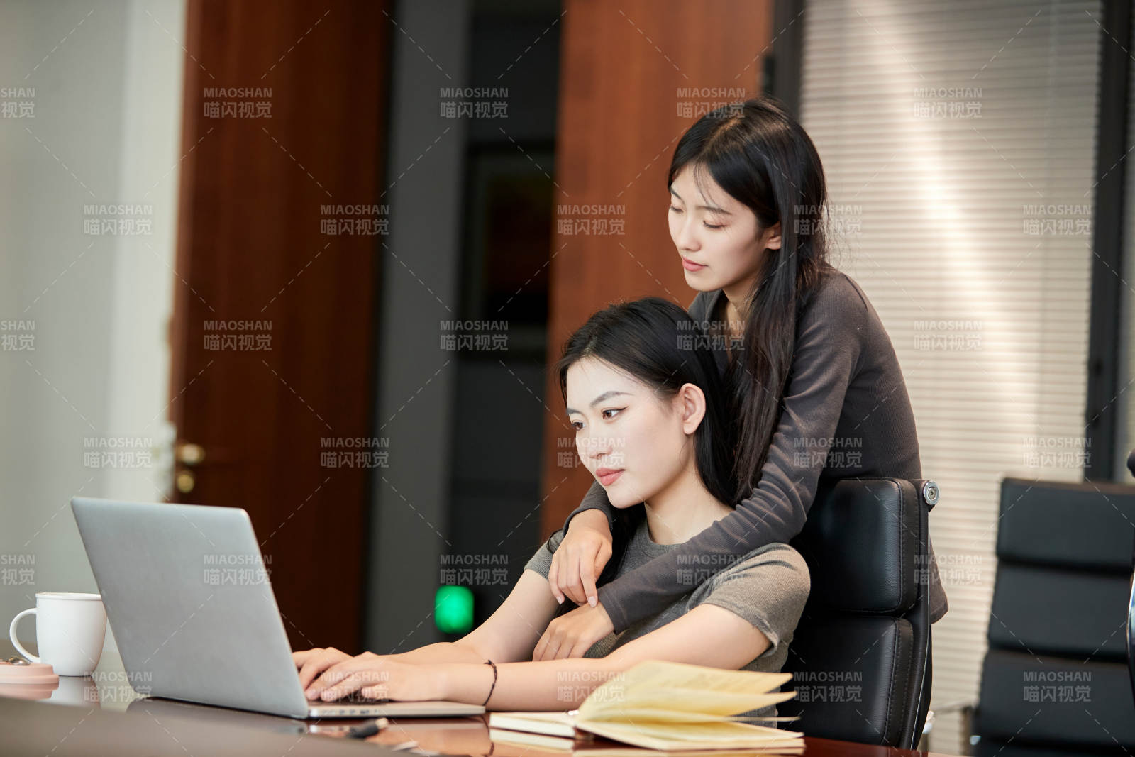 在室内使用电脑办公的亚洲白领女性图片