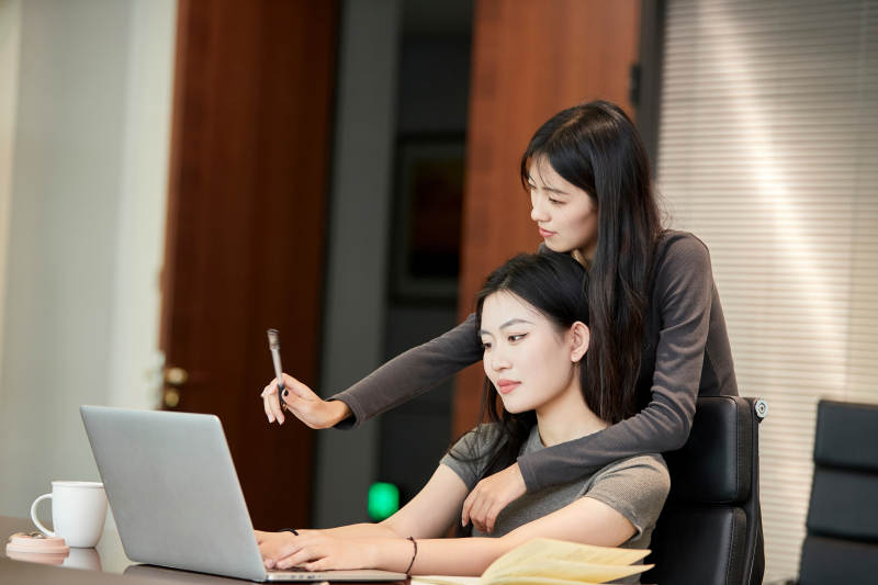 在室内使用电脑办公的亚洲白领女性图片