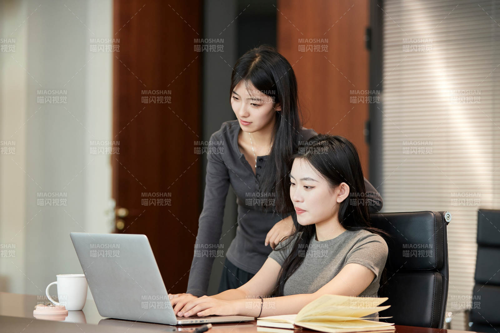 在室内使用电脑办公的亚洲白领女性图片