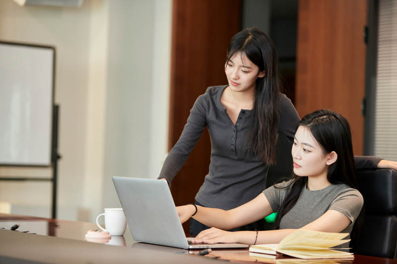 在室内使用电脑办公的亚洲白领女性图片