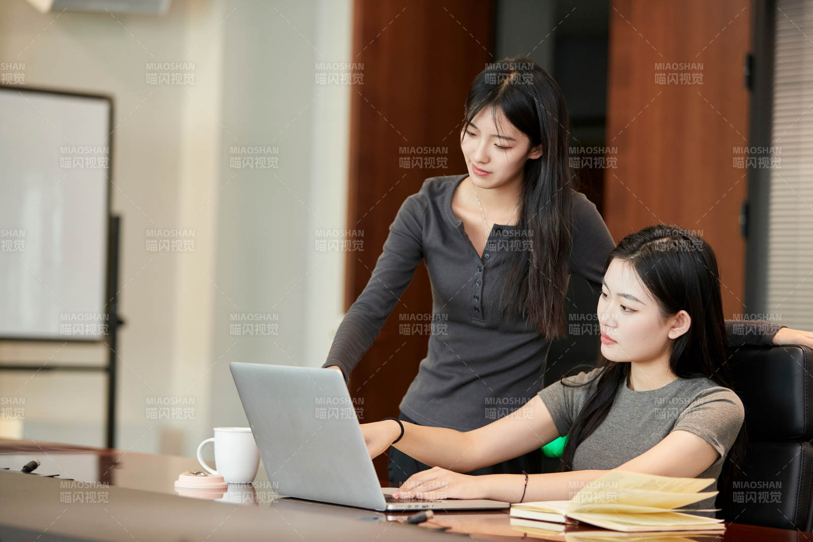 在室内使用电脑办公的亚洲白领女性图片