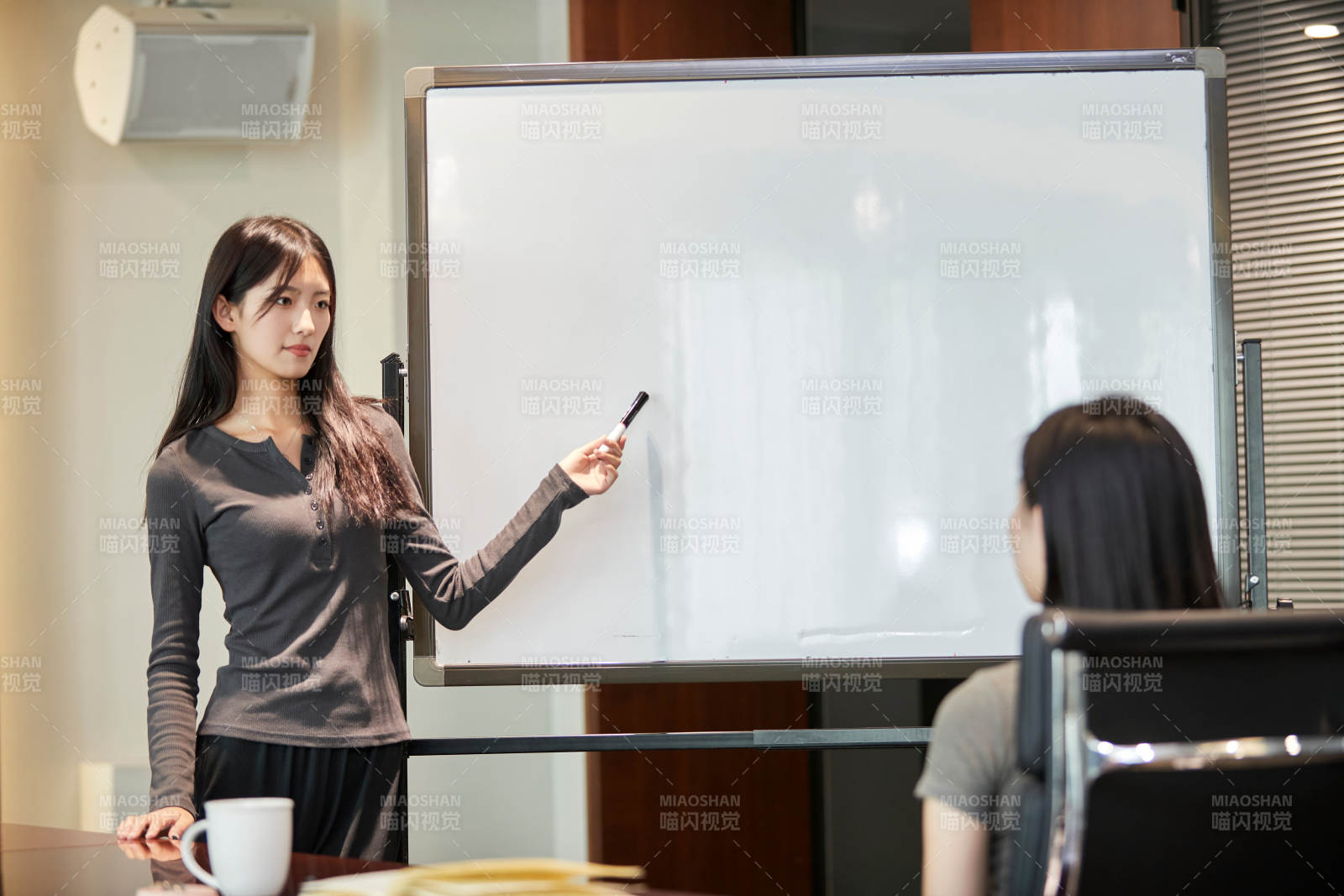 在室内使用电脑办公的亚洲白领女性图片