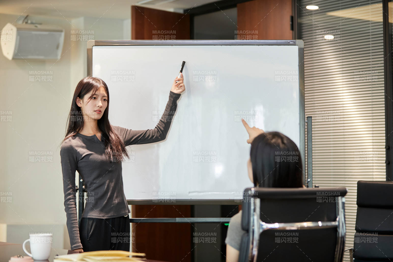 在室内使用电脑办公的亚洲白领女性图片