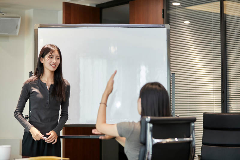 在室内使用电脑办公的亚洲白领女性图片