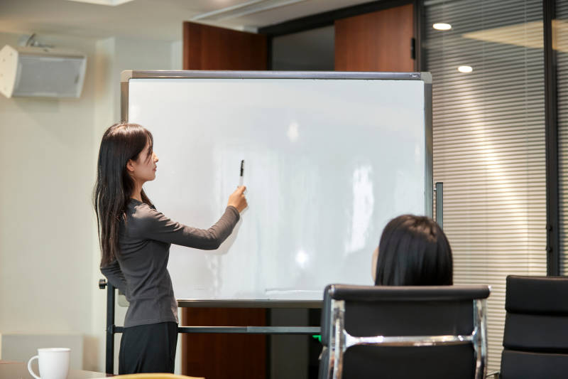 在室内使用电脑办公的亚洲白领女性图片