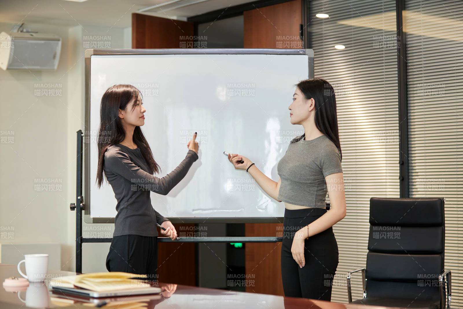 在室内使用电脑办公的亚洲白领女性图片