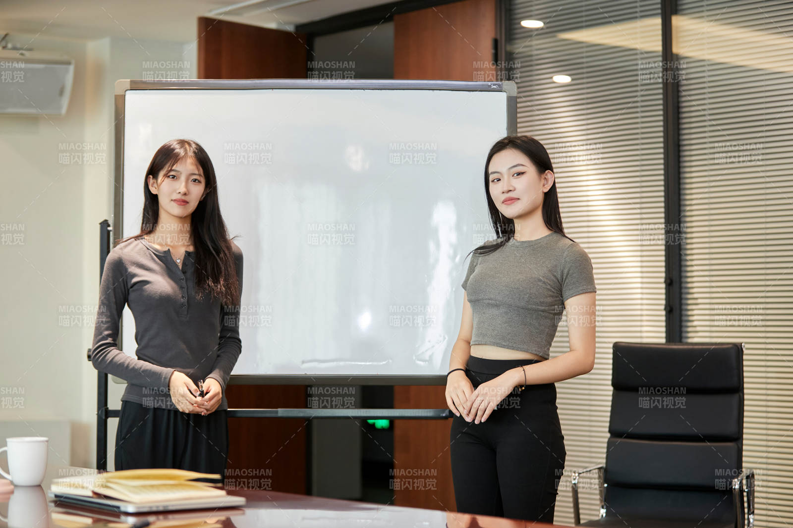 在室内使用电脑办公的亚洲白领女性图片