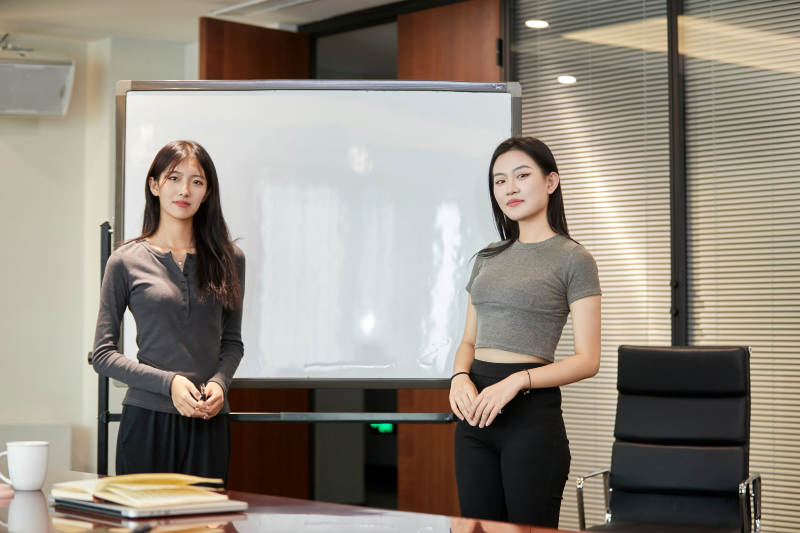 在室内使用电脑办公的亚洲白领女性图片