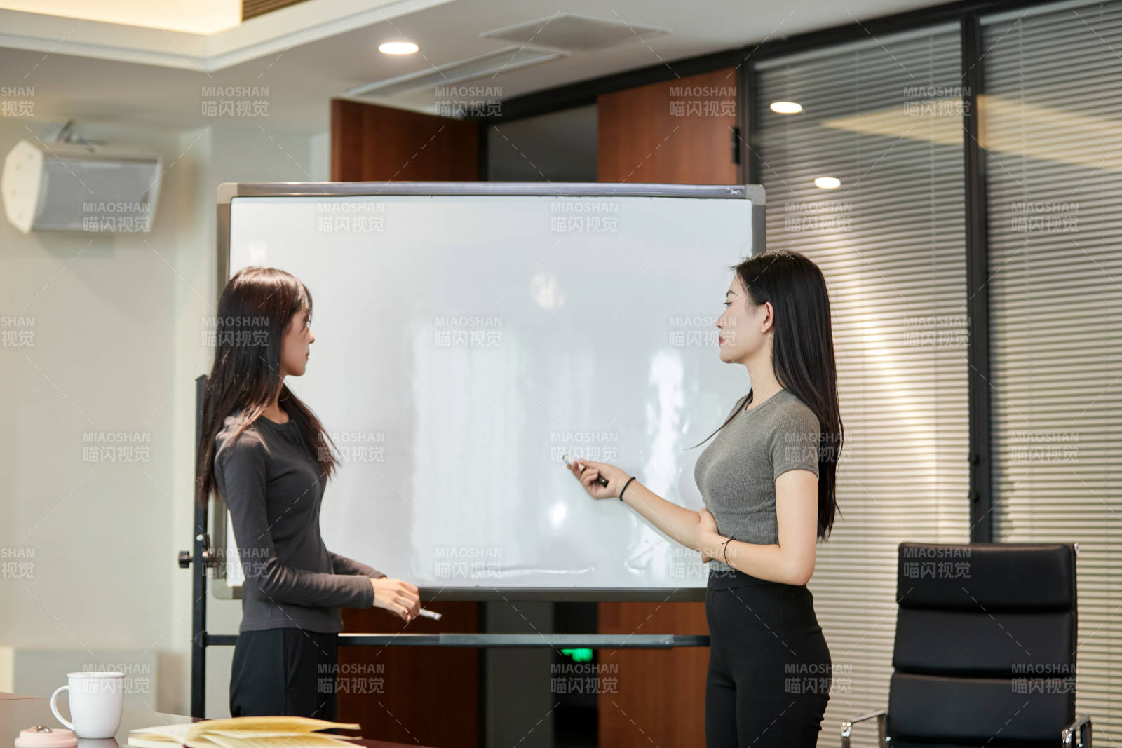 在室内使用电脑办公的亚洲白领女性图片