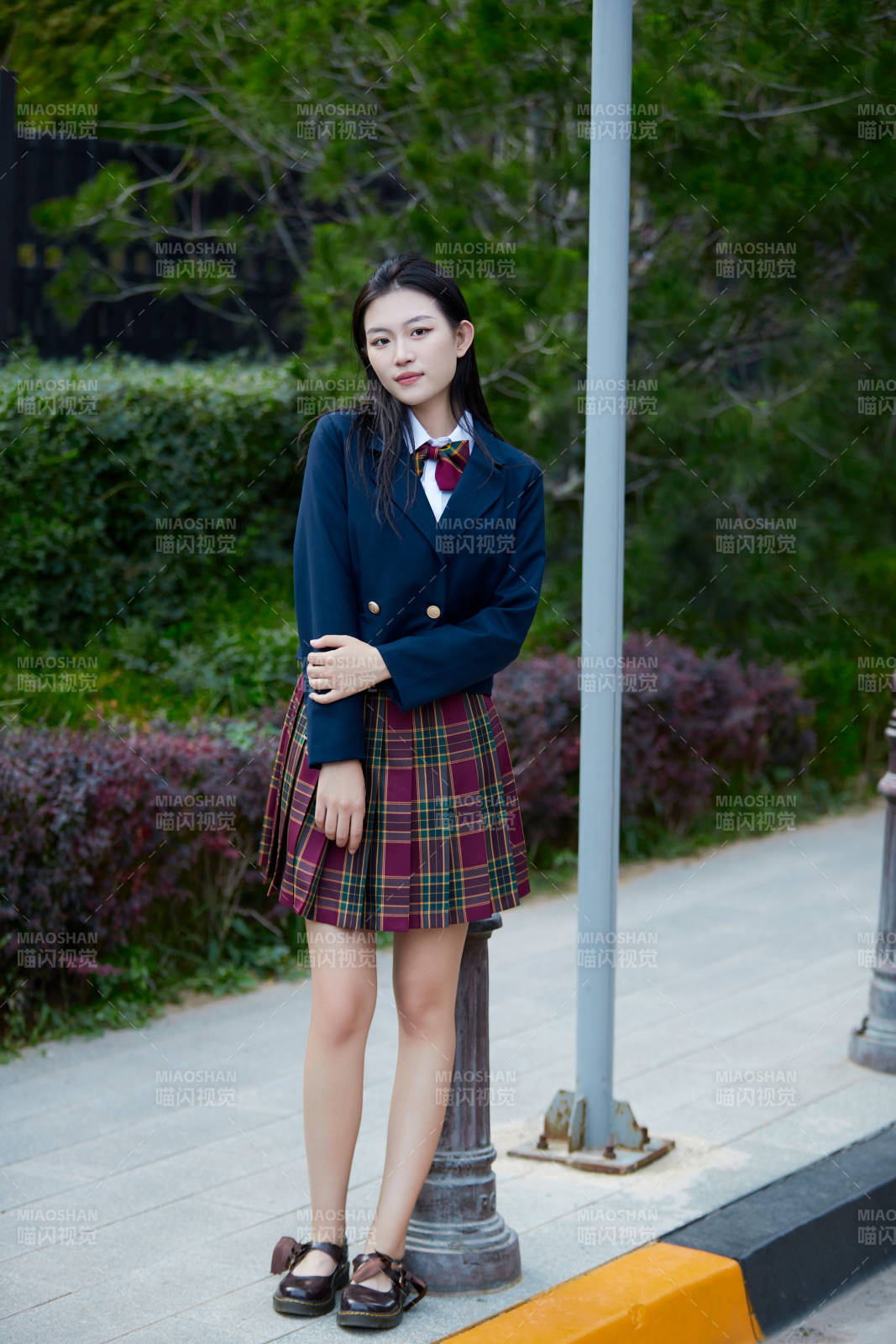 开学季放学回家路上的女学生图片