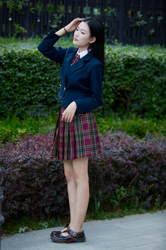 开学季放学回家路上的女学生图片