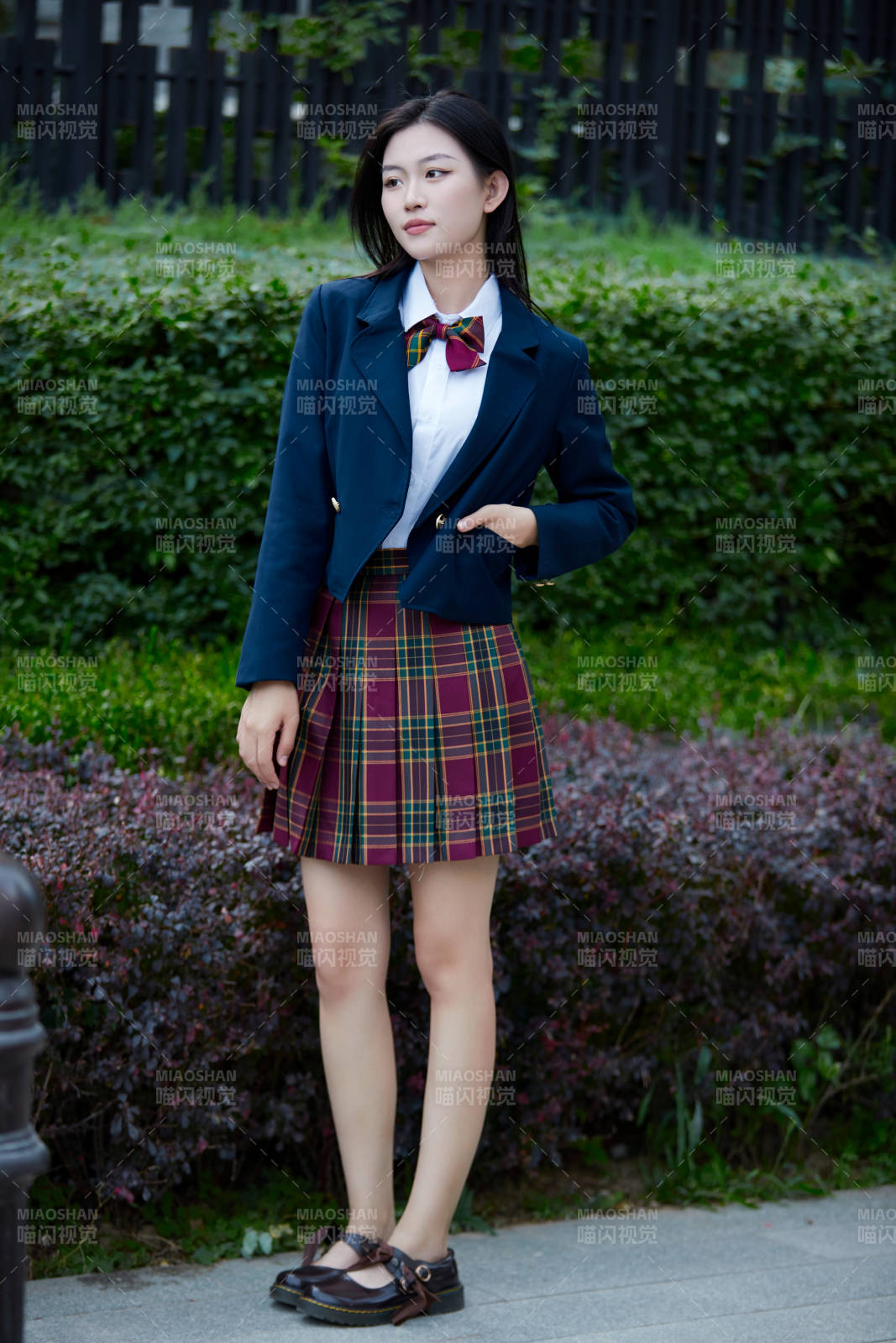 开学季放学回家路上的女学生图片