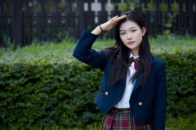 开学季放学回家路上的女学生图片