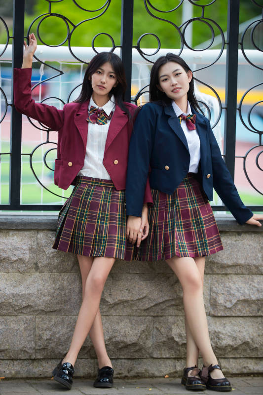 开学季放学回家路上的女学生图片