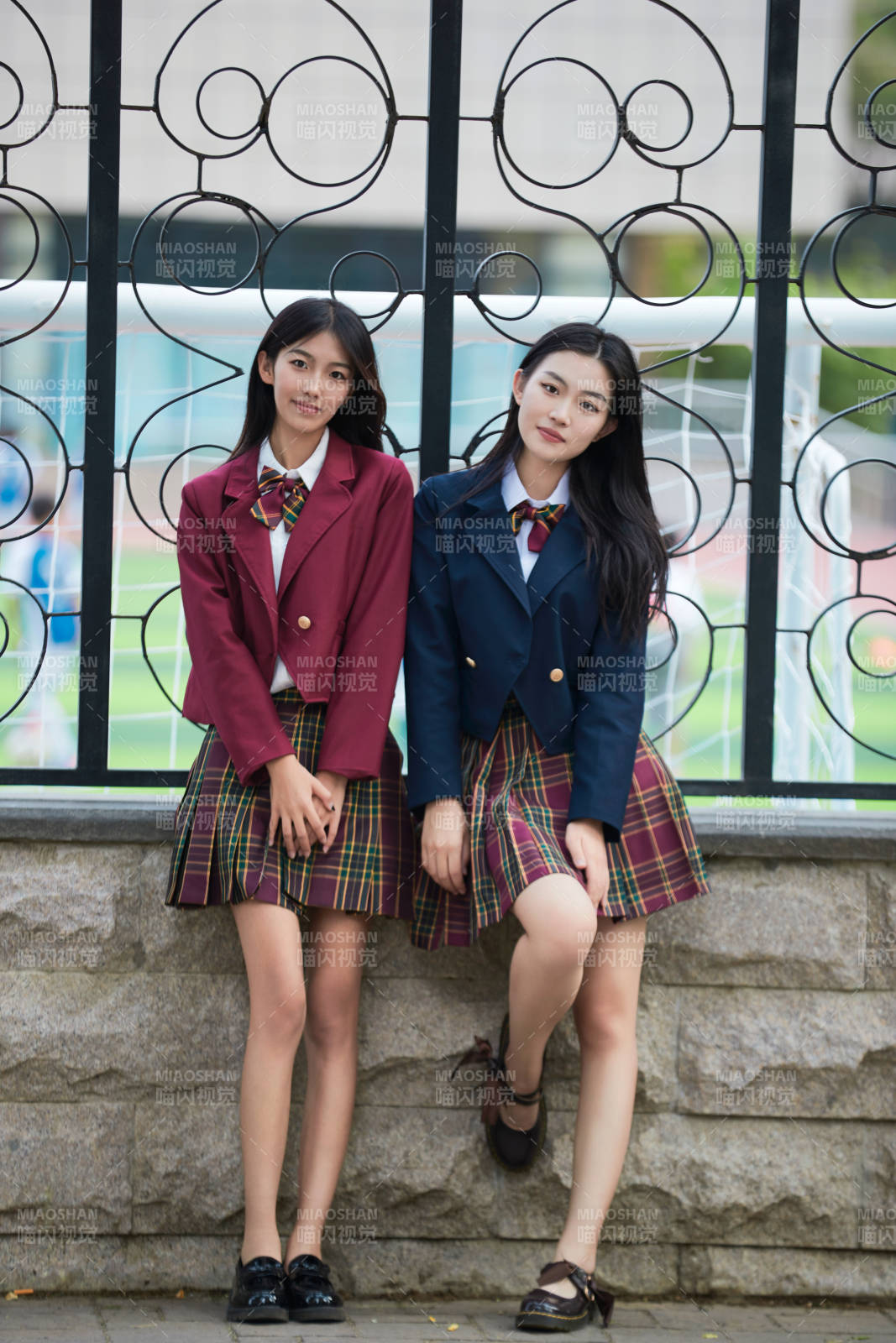 开学季放学回家路上的女学生图片