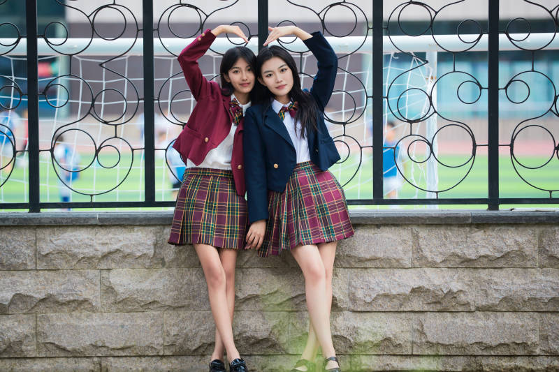 开学季放学回家路上的女学生图片