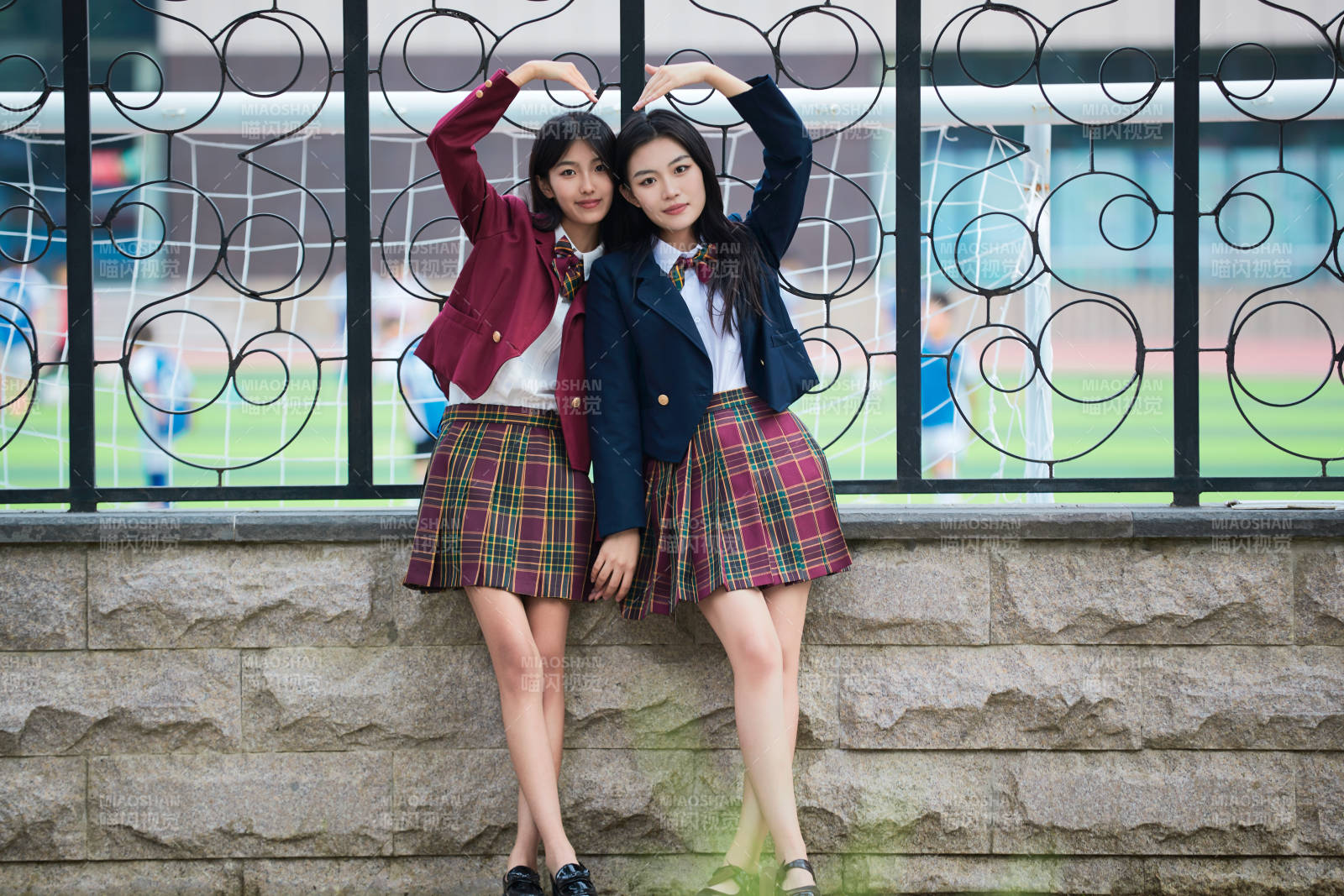 开学季放学回家路上的女学生图片