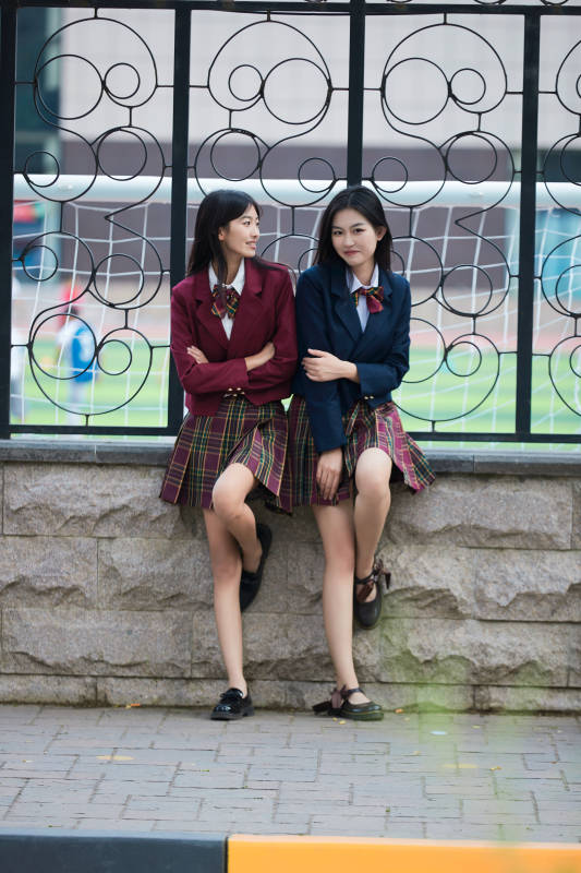 开学季放学回家路上的女学生图片