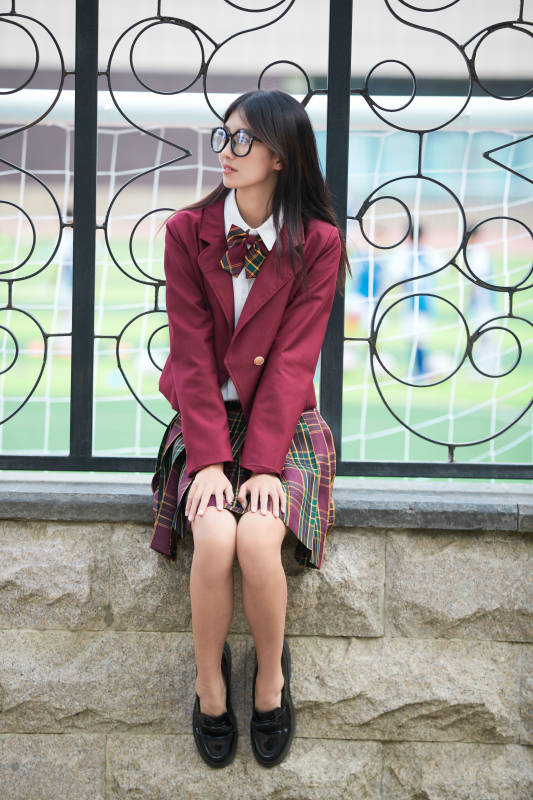 开学季放学回家路上的女学生图片