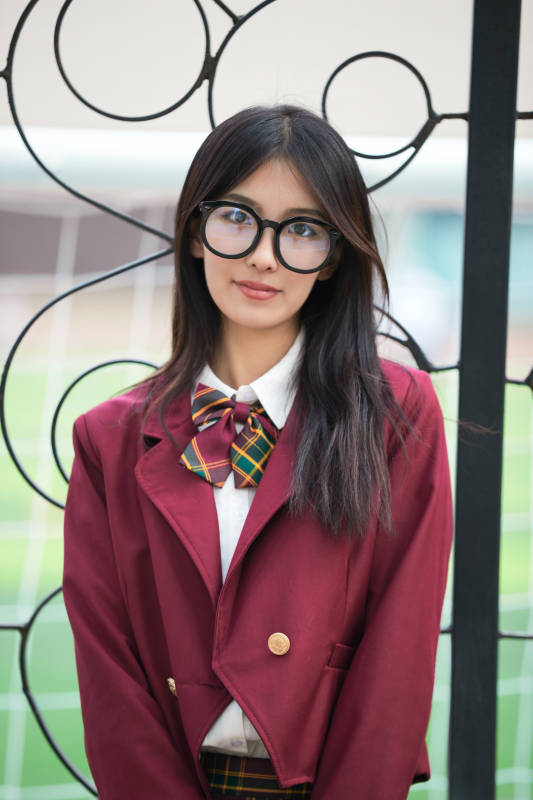 开学季放学回家路上的女学生图片