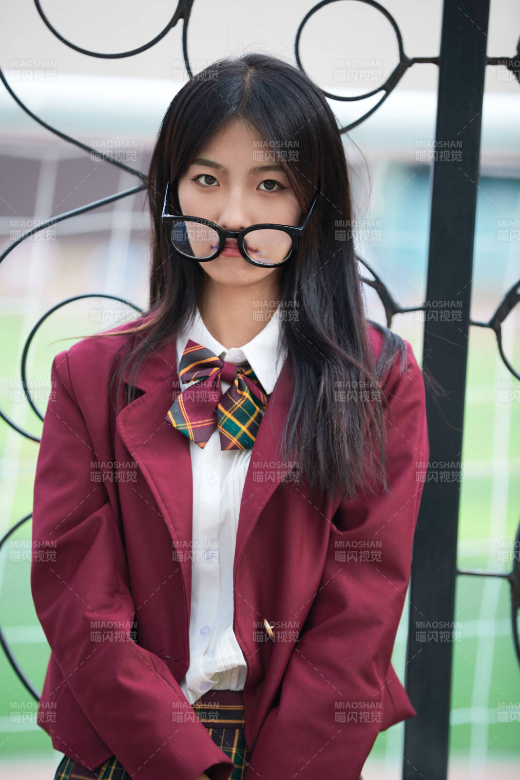 开学季放学回家路上的女学生图片