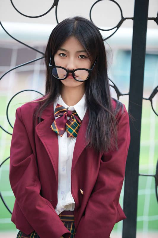 开学季放学回家路上的女学生图片