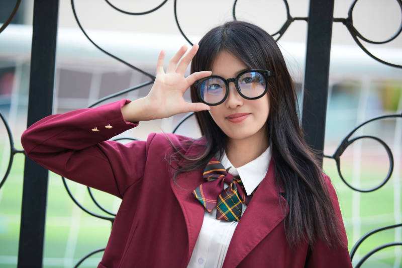 开学季放学回家路上的女学生图片